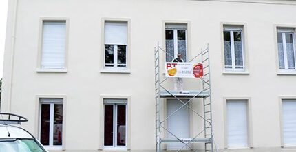 Réalisation d'un nettoyage de façades par BT Peinture Déco à Cholet